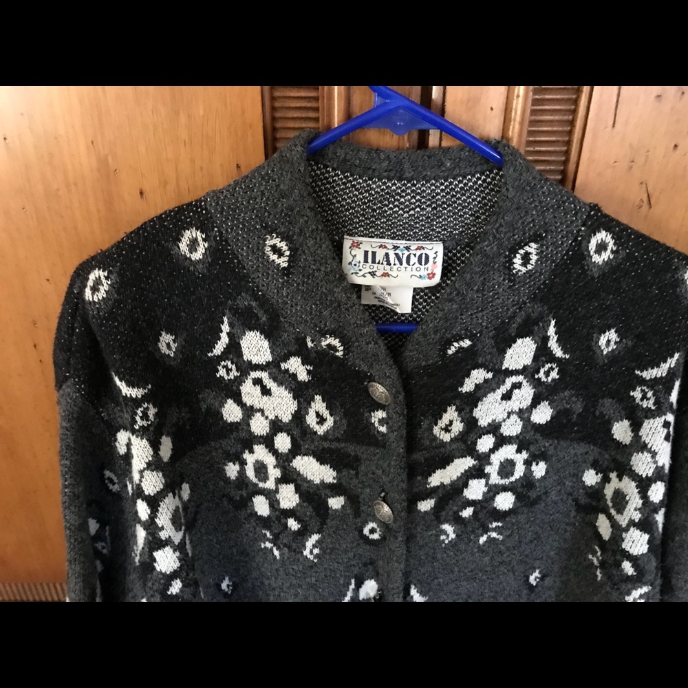 Ladies sweater, like new.   Medium